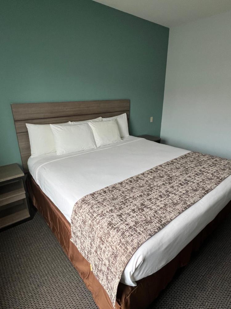 King Room - Non-Smoking interior